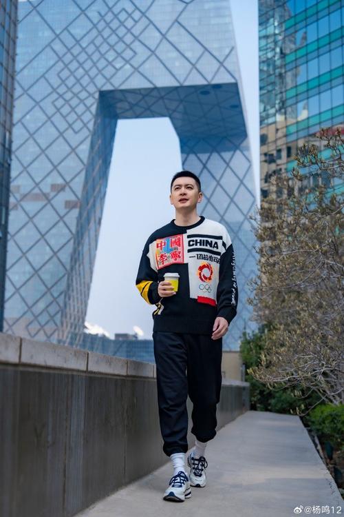 帅气依旧！杨鸣更新社媒晒个人照：北漂