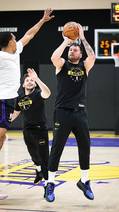 队记：湖人将布朗尼&克内克特&巴夫金下放至南湾湖人跟队训练