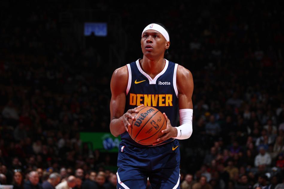 坏消息，掘金队在11693战胜勇士队比赛中卡姆约翰逊因伤离场