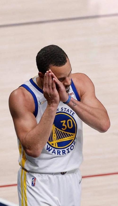 雪上加霜，勇士队在负于掘金队的比赛中失去了波斯特，他脚伤离场