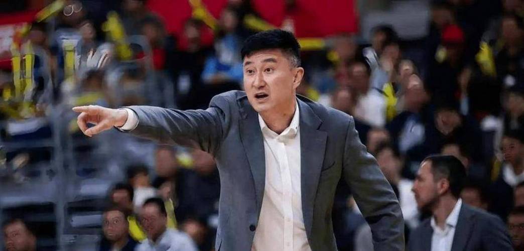 杜锋身兼三职是否合理郭士强曾打擦边球胡雪峰是前车之鉴