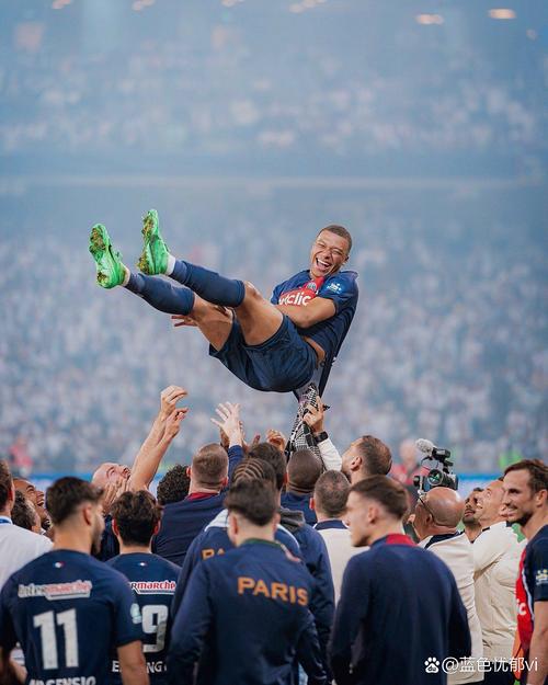 姆巴佩晒精准投球至垃圾桶视频并NBA：给个10天短合同呗