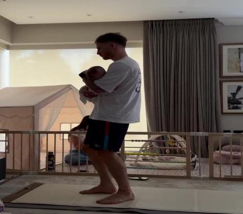 麦卡利斯特社媒晒日常照片：带娃、理发、身穿齐达内5号球衣