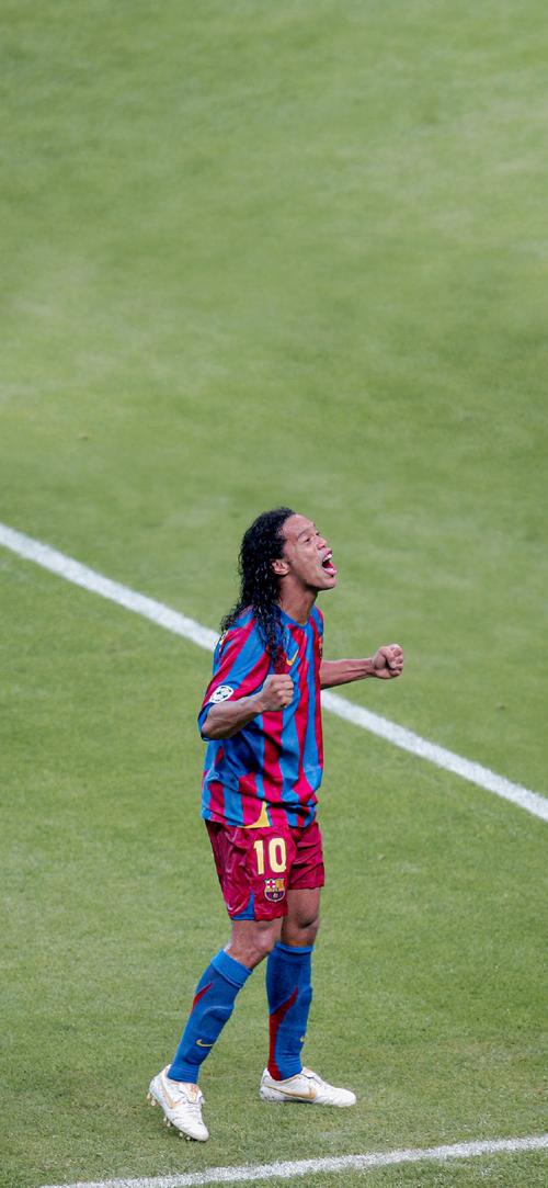 罗纳尔迪尼奥在中超踢过球吗？罗纳尔迪尼奥在足坛的地位？